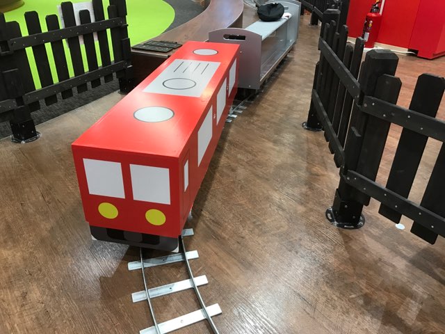 イオンモール広島府中店に227系レッドウイングの5インチゲージ登場